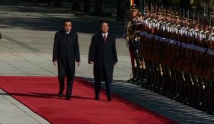 Abe et Li passent la garde en revue à Pékin
