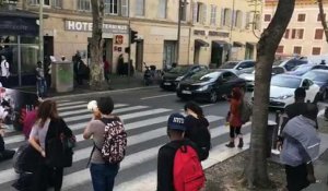 Marseille : des opposants aux travaux de La Plaine font un sitting devant la gare, la circulation perturbée