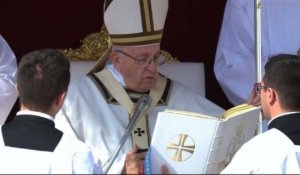 Le pape François canonise son prédécesseur Paul VI et Mgr Romero
