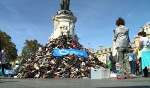 A Paris,une pyramide de chaussures contre les armes explosives