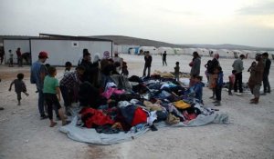 Des déplacés syriens se préparent à l'hiver dans un camp