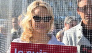 Pamela Anderson en cage à Paris contre la maltraitance animale