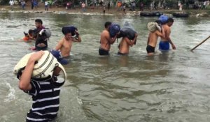 Des migrants traversent le fleuve pour entrer au Mexique