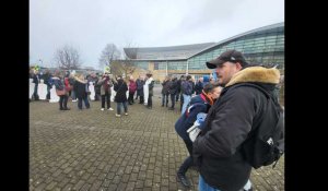 Une cinquantaine de professeurs manifeste contre les suppressions de postes au lycée Léonard de Vinci à Calais