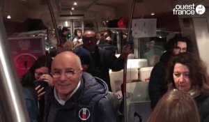 VIDEO. Le collectif des "fâchés du train" chante sa colère dans le TER Nantes-Pornic