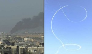 De la fumée s'élève au-dessus de Khan Younès et un avion vole dans le ciel de Rafah