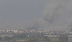 De vastes nuages de fumée s'élèvent après les frappes sur le centre de la bande de Gaza