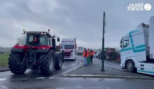 VIDÉO. Les agriculteurs du Centre-Bretagne installent un barrage filtrant à Trémorel