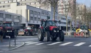 VIDÉO. Colère des agriculteurs : à Lorient, ils arrivent devant la sous-préfecture