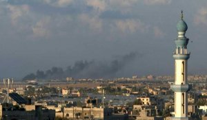 De la fumée s'élève après des frappes israéliennes au nord de Rafah