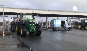 VIDÉO. En Mayenne, les agriculteurs organisent un barrage au péage de La Gravelle