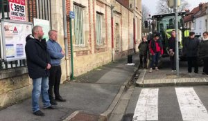 Minute de silence des agriculteurs devant la préfecture de l'Oise