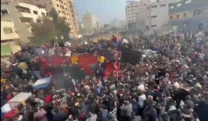 Des milliers de personnes se pressent autour d'un camion d'aide dans la ville de Gaza