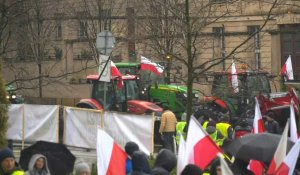 Des agriculteurs polonais arrivent à Posnan avec leurs tracteurs en signe de protestation