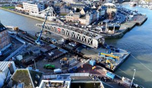 À Dieppe, après son transfert sur la barge, le pont Colbert se prépare à quitter le Pollet