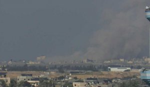 De la fumée s'élève au dessus de Khan Younès après une frappe israélienne