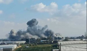 De la fumée s'élève au-dessus de Rafah après une frappe aérienne