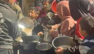 Gaza: des Palestiniens font la queue pour de la nourriture alors que la famine menace