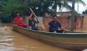 Bolivia: des habitants d'une ville inondée se déplacent en bateau