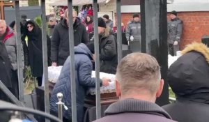 Des proches se recueillent devant le cercueil de Navalny avant sa mise en terre
