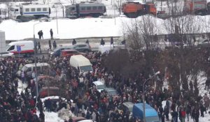 La police bloque la foule devant le cimetière où est enterré Navalny