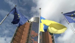 Bruxelles: le drapeau ukrainien est hissé devant le bâtiment de la Commission européenne