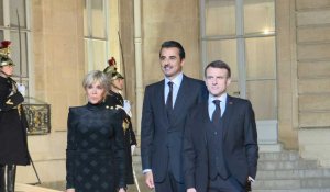 L'émir du Qatar arrive à l'Élysée accueilli par Brigitte et Emmanuel Macron
