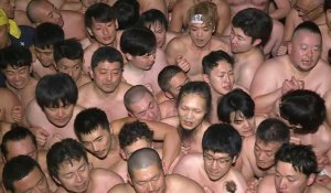 Au Japon, le festival millénaire des "hommes nus" se rhabille définitivement