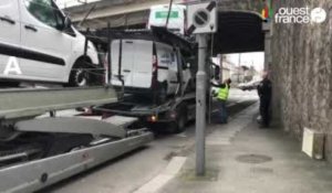 VIDÉO. À La Roche-sur-Yon, un camion coincé devant un pont