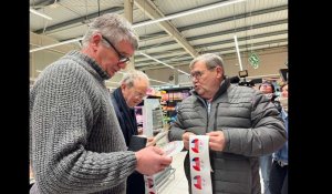 Les agriculteurs du Calaisis se rendent dans un supermarché à Calais, pour vérifier l'origine des produits
