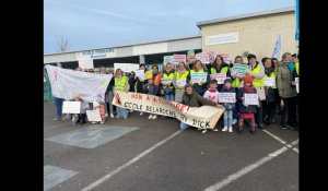 Les parents d'élèves calaisiens continuent de manifester contre les fermetures de classes, mardi 20 février 