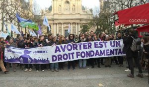 IVG dans la Constitution: Plusieurs de dizaines de militants pro-IVG se rassemblent à Paris