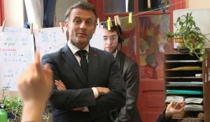 Emmanuel Macron discute avec des élèves de l'école Blanche