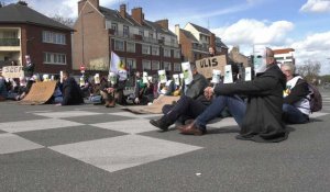 Groupes de besoins : les enseignants rassemblés devant le rectorat d'Amiens