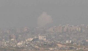 De la fumée s'élève du nord de la bande de Gaza, vu d'Israël