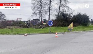 VIDÉO. À Saint-Brieuc, l’abattage des arbres du rond-point Pablo Neruda a débuté