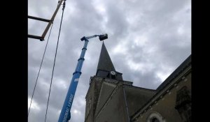 Après les intempéries en Mayenne, la croix de cette église, qui menaçait de tomber, a été retirée