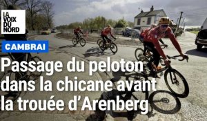 Paris Roubaix 2024: passage du peloton à la chicane avant la trouée d'Arenberg. 