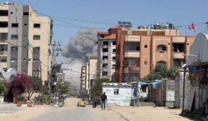 De la fumée s'élève à Nuseirat, dans le centre de la bande de Gaza, après des frappes
