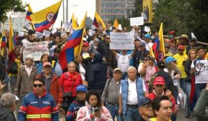 Des milliers de personnes manifestent à Bogotá contre Petro