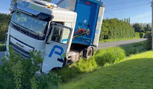 Estaires : un camion accidenté rue du Trou Bayard