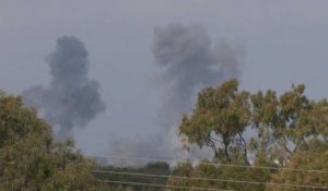 De la fumée s'élève au milieu des décombres de la bande de Gaza