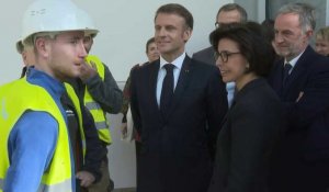 J-100: Emmanuel Macron visite le chantier du Grand Palais