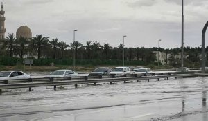 De fortes pluies inondent les routes de Dubaï