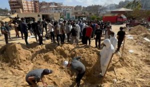 Des habitants de Gaza exhument des corps à l'hôpital de Khan Younès