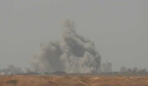 Un large panache de fumée s'élève au-dessus du centre de Gaza, vu d'Israël