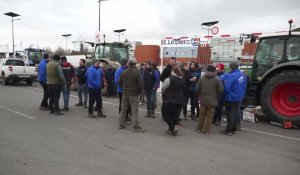 Flandre : les agriculteurs bloquent l'accès au centre commercial Leclerc à Bailleul
