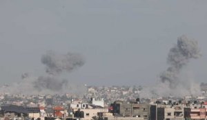 De la fumée s'élève de Khan Younès, vue de Rafah