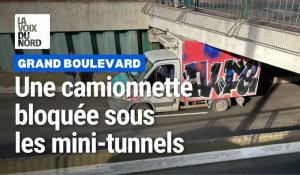 Grand Boulevard : une camionnette bloquée sous les minitunnels à Marcq-en-Baroeul