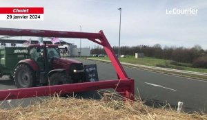 VIDÉO. Colère des agriculteurs : une soixantaine de tracteurs bloquent l'autoroute A87 à Cholet